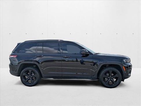 Used 2024 Jeep Grand Cherokee Altitude image 4