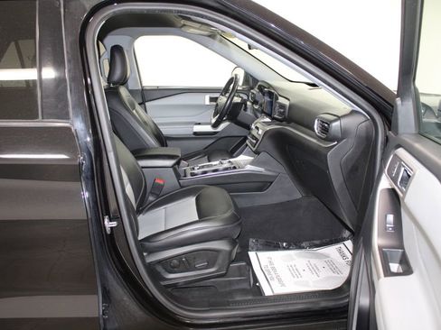 Used 2022 Ford Explorer XLT w/ Equipment Group 202A image 31