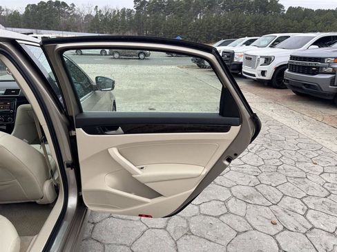 Used 2015 Volkswagen Passat TDI SEL Premium image 12