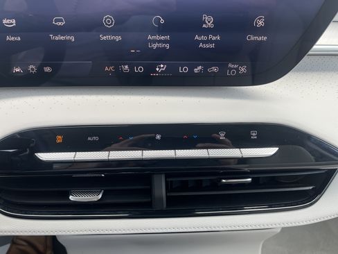 Used 2025 Buick Enclave Avenir w/ Super Cruise Package AWD/4WD image 35