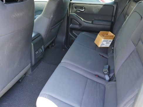 Used 2024 Nissan Frontier SV w/ SV Convenience Package RWD image 11