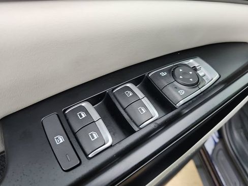 Used 2024 Kia Carnival LX FWD image 24