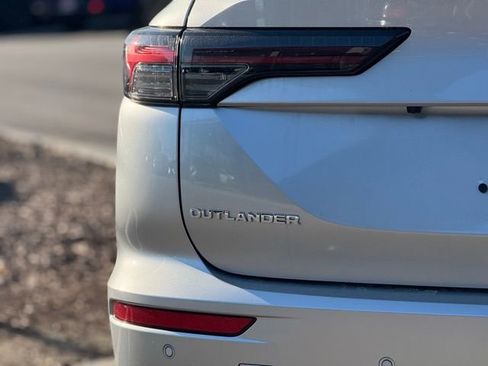 New 2026 Mitsubishi Outlander ES image 11