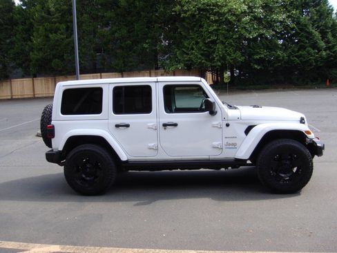 Used 2022 Jeep Wrangler Unlimited Sahara w/ Cold Weather Group image 8