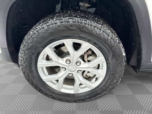 Used 2023 Jeep Grand Cherokee Limited image 33