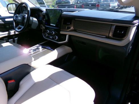 Used 2024 Ford Expedition Limited AWD/4WD image 12