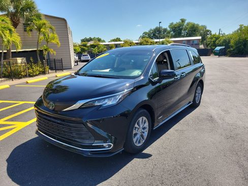 Used 2021 Toyota Sienna XLE image 9