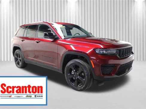 Used 2025 Jeep Grand Cherokee Altitude image 1