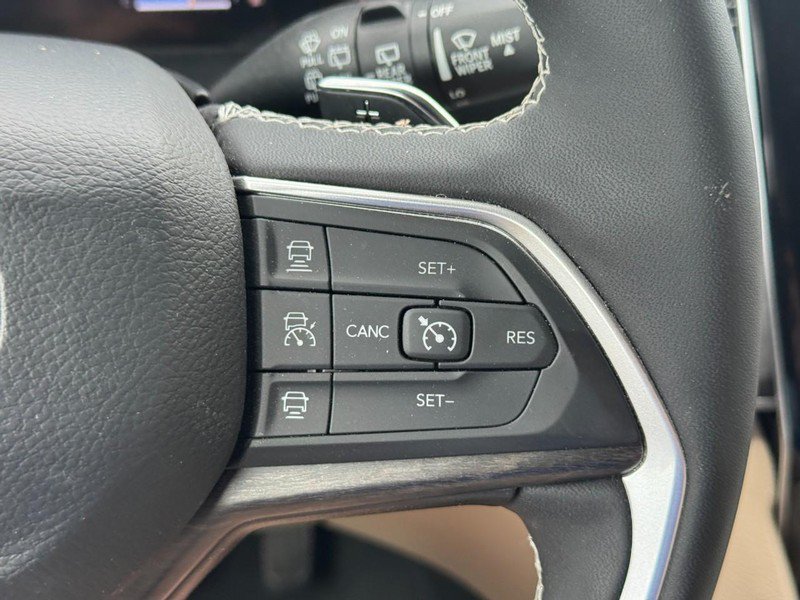 Used 2023 Jeep Grand Cherokee L Limited AWD/4WD image 23