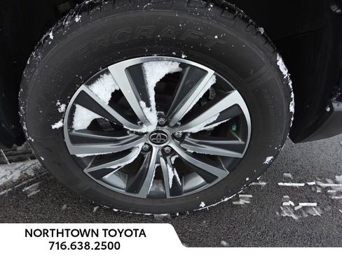 Used 2023 Toyota Venza LE image 34