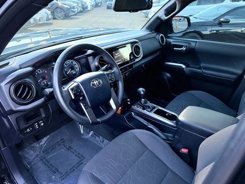 Used 2017 Toyota Tacoma TRD Off-Road AWD/4WD image 11