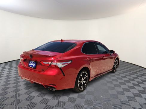 Used 2019 Toyota Camry SE FWD image 4