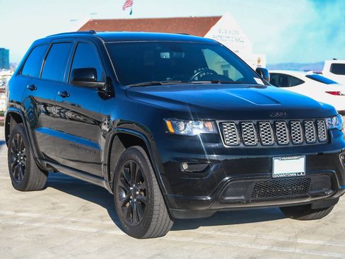 Used 2020 Jeep Grand Cherokee Altitude image 3