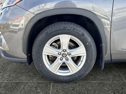 Used 2024 Toyota Highlander LE image 14