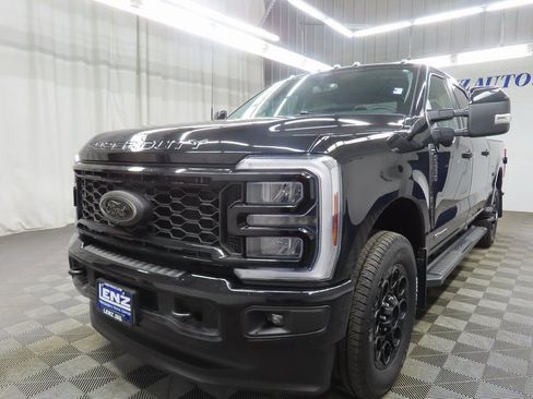 Used 2025 Ford F250 Lariat w/ Black Appearance Package image 6