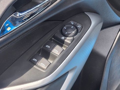Certified 2025 Chevrolet Trax RS FWD image 18