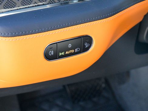 Used 2025 Bentley Bentayga image 23