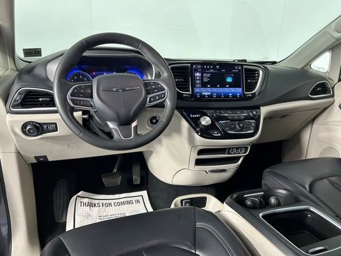Used 2023 Chrysler Pacifica Touring-L FWD image 18