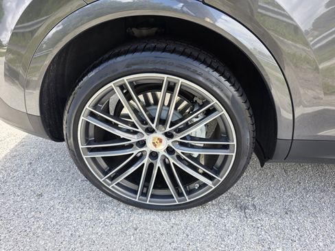 Used 2022 Porsche Cayenne AWD/4WD image 9