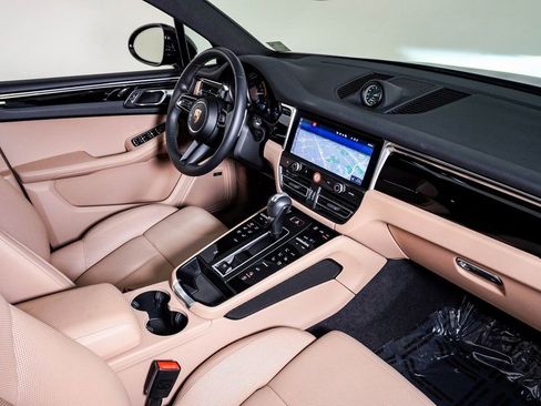 Certified 2025 Porsche Macan image 14