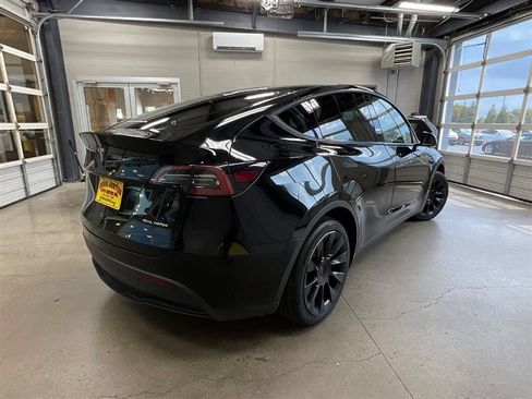 Used 2022 Tesla Model Y Long Range AWD/4WD image 5