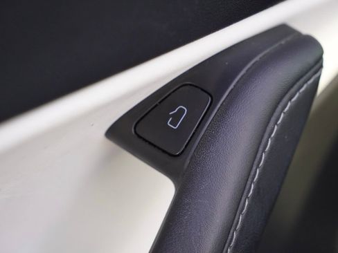 Used 2022 Tesla Model Y Long Range image 10