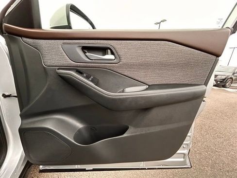 Used 2023 Nissan Rogue SV image 32