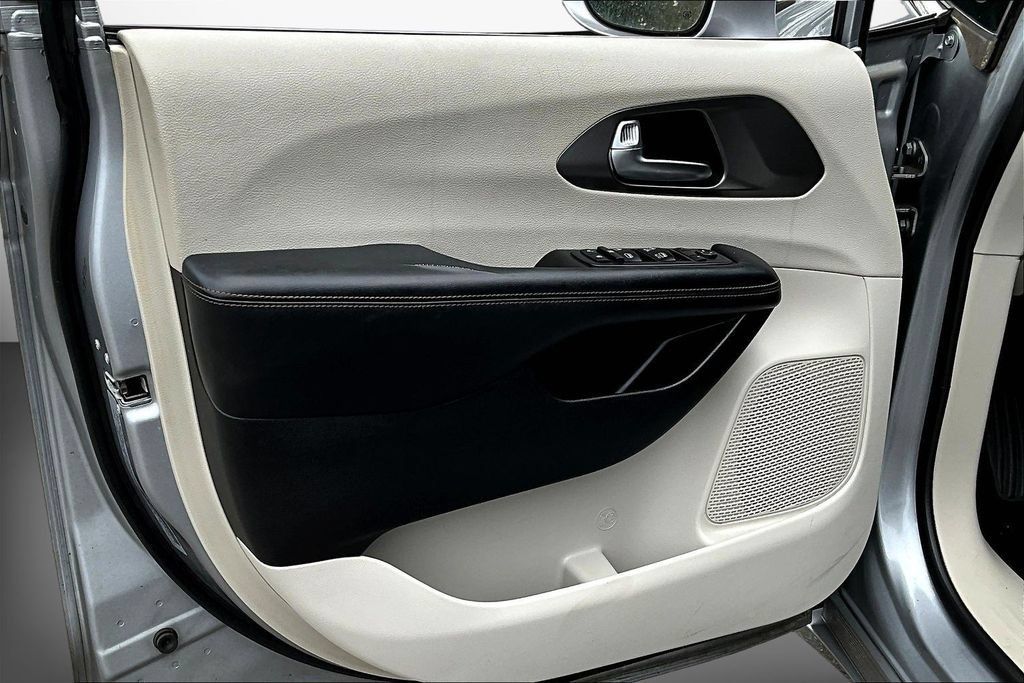 Used 2020 Chrysler Pacifica Touring w/ Advanced Safetytec Group FWD image 19