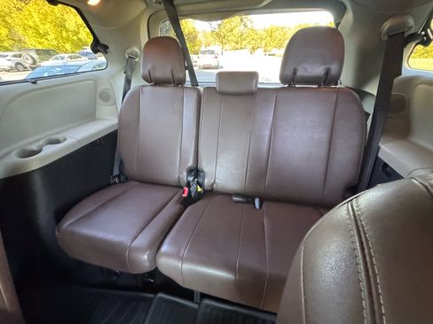 Used 2017 Toyota Sienna Limited Premium image 37