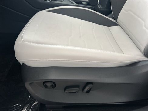 New 2026 Volkswagen Taos SE image 12