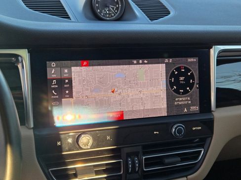 Certified 2022 Porsche Macan S image 23