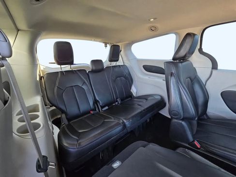 Used 2024 Chrysler Pacifica Select image 28