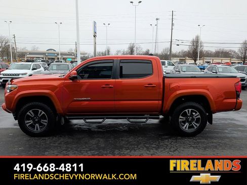 Used 2018 Toyota Tacoma TRD Sport image 4