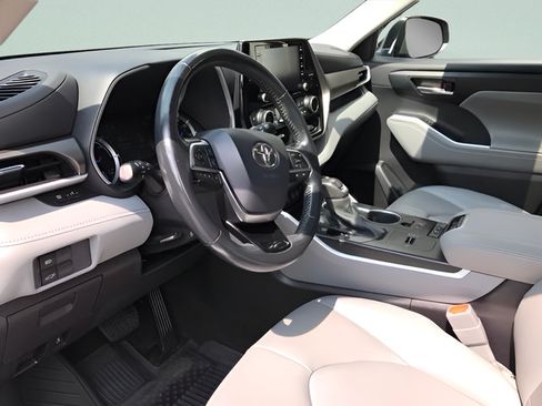 Used 2021 Toyota Highlander XLE AWD/4WD image 17