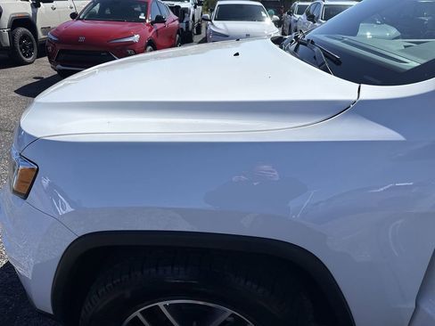 Used 2022 Jeep Grand Cherokee Limited image 37