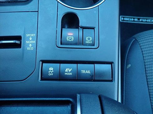 Used 2021 Toyota Highlander LE AWD/4WD image 22