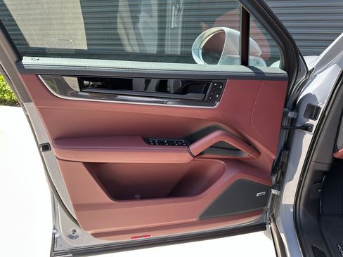 Used 2025 Porsche Cayenne Turbo image 14