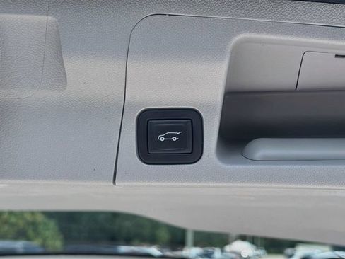 Used 2022 GMC Acadia SLT w/ Technology Package FWD image 13