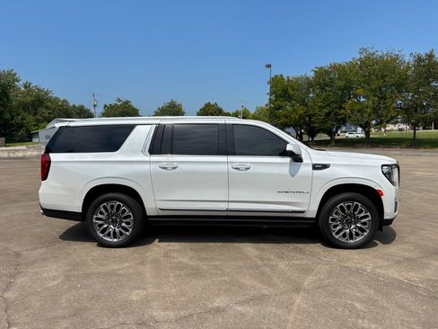 Used 2023 GMC Yukon XL Denali Ultimate AWD/4WD image 15