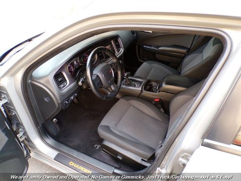 Used 2017 Dodge Charger SE w/ Blacktop Package image 14