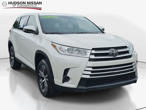 Used 2019 Toyota Highlander LE FWD image 1