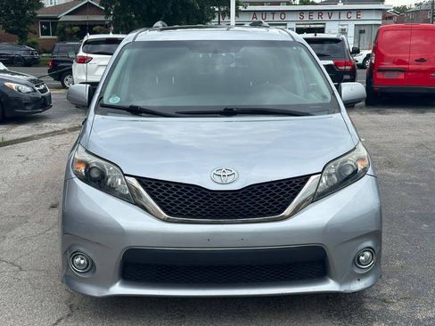 Used 2012 Toyota Sienna SE FWD image 2