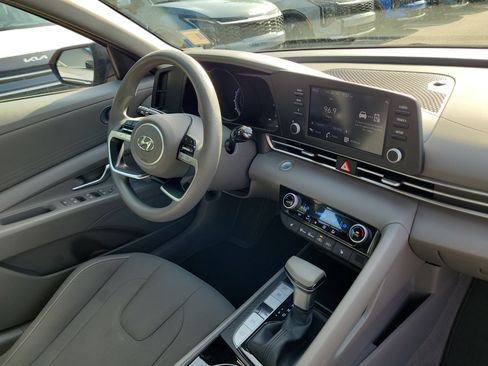 Used 2023 Hyundai Elantra Blue FWD image 8