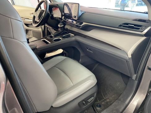 Used 2022 Toyota Sienna XLE AWD/4WD image 8