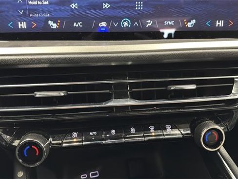 Used 2025 Chevrolet Traverse LT image 18