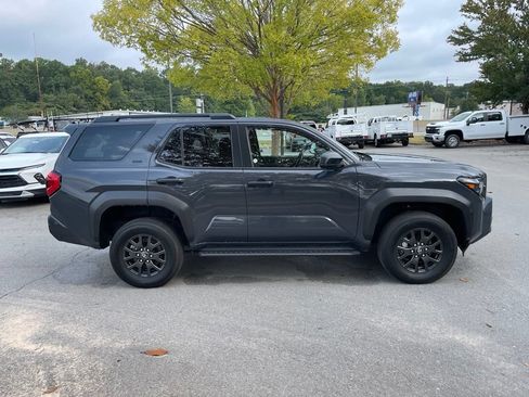 Used 2025 Toyota 4Runner SR5 AWD/4WD image 9