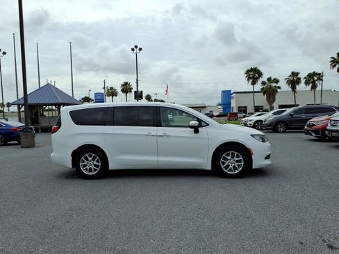 Used 2020 Chrysler Voyager LX FWD image 9