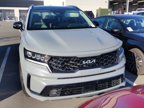 Used 2023 Kia Sorento EX w/ Panoramic Sunroof Package image 2