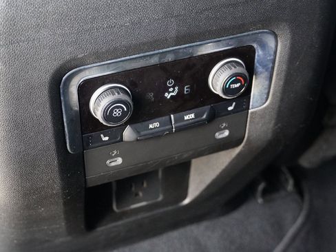 Used 2023 Chevrolet Suburban RST w/ Luxury Package image 27