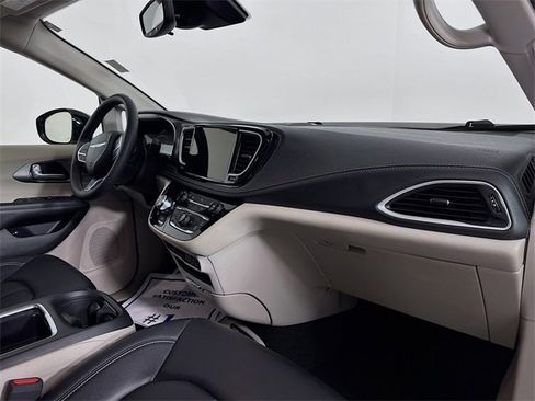 Used 2024 Chrysler Pacifica Select image 30